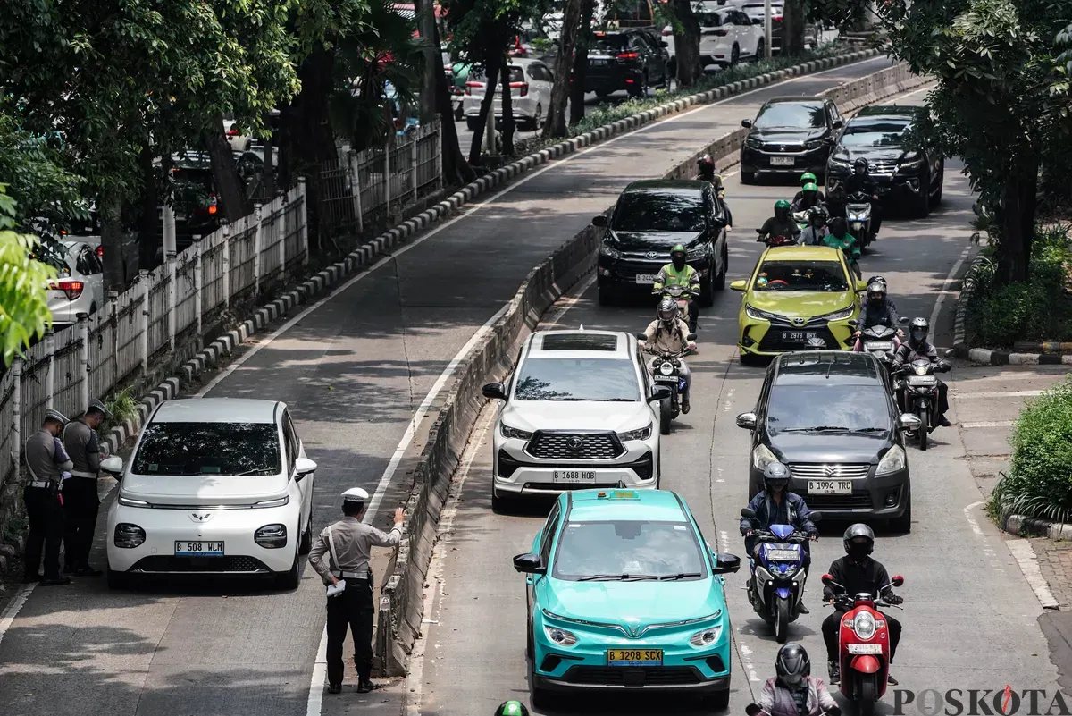 Sejumlah petugas kepolisian melakukan tilang kepada pengendara yang memasuki jalur Transjakarta di Jalan Sultan iskandar Muda, Jakarta Selatan, Selasa, 21 Oktober 2025. (Sumber: Poskota/Bilal Nugraha Ginanjar)
