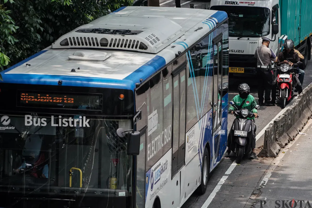 Sejumlah petugas kepolisian melakukan tilang kepada pengendara yang memasuki jalur Transjakarta di Jalan Sultan iskandar Muda, Jakarta Selatan, Selasa, 21 Oktober 2025. (Sumber: Poskota/Bilal Nugraha Ginanjar)