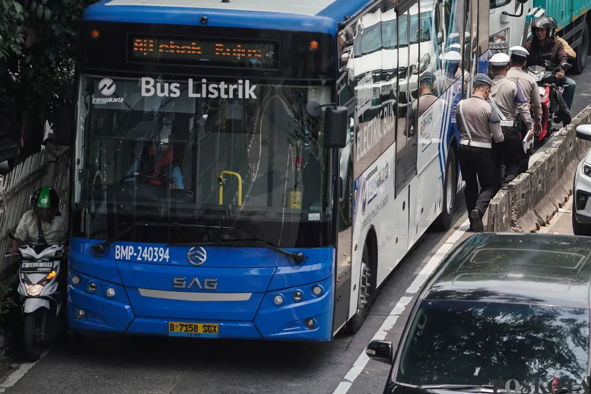 Sejumlah petugas kepolisian melakukan tilang kepada pengendara yang memasuki jalur Transjakarta di Jalan Sultan iskandar Muda, Jakarta Selatan, Selasa, 21 Oktober 2025. (Sumber: Poskota/Bilal Nugraha Ginanjar)
