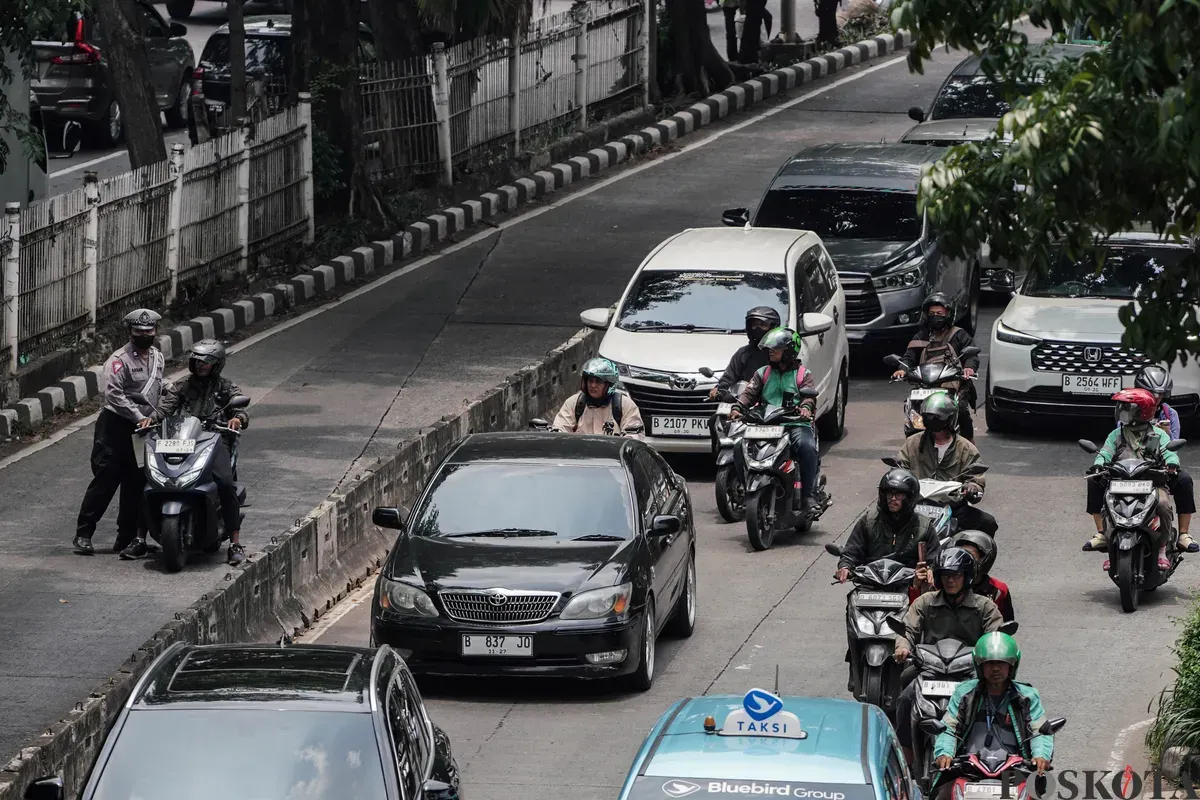 Sejumlah petugas kepolisian melakukan tilang kepada pengendara yang memasuki jalur Transjakarta di Jalan Sultan iskandar Muda, Jakarta Selatan, Selasa, 21 Oktober 2025. (Sumber: Poskota/Bilal Nugraha Ginanjar)