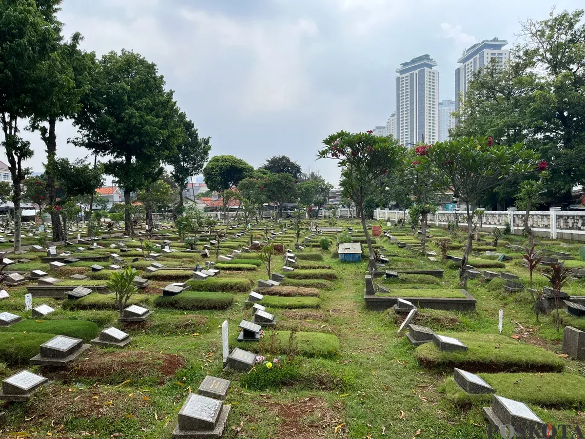 Suasana pemakaman di TPU Grogol Selatan, Kebayoran Lama, Jakarta Selatan, Selasa, 21 Oktober 2025. (Sumber: Poskota/Pandi Ramedhan)