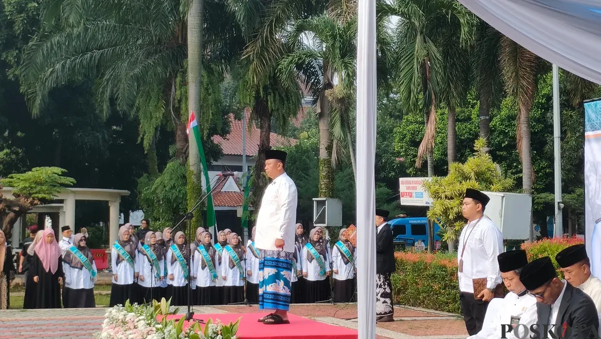 Wali Kota Depok, Supian Suri menggunakan bajo koko bersarung mengambil apel Hari Santri Nasional 2025 di Lapangan Balai Kota Depok. (Sumber: Poskota/Angga Pahlevi)