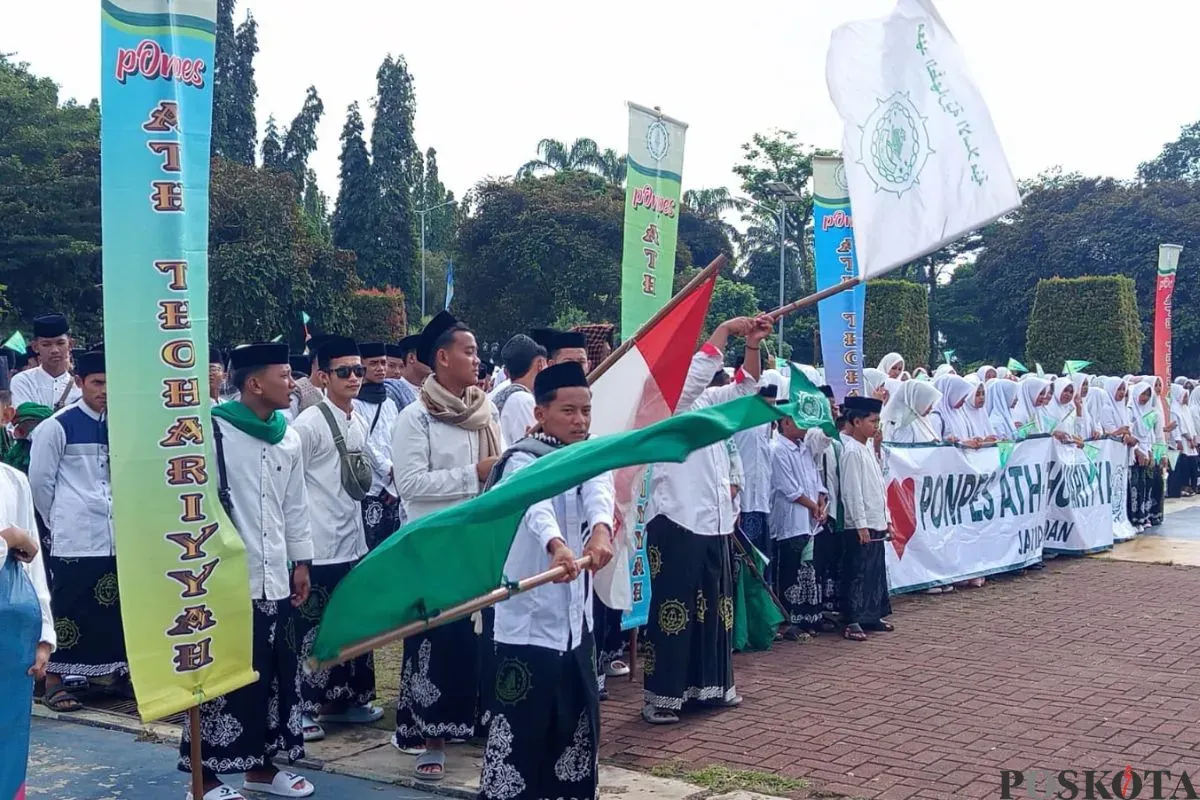 Ribuan santri saat mengikuti upacara HSN 2025 di Alun-Alun Pandeglang, Rabu, 22 Oktober 2025. (Sumber: Poskota/Samsul Fatoni)