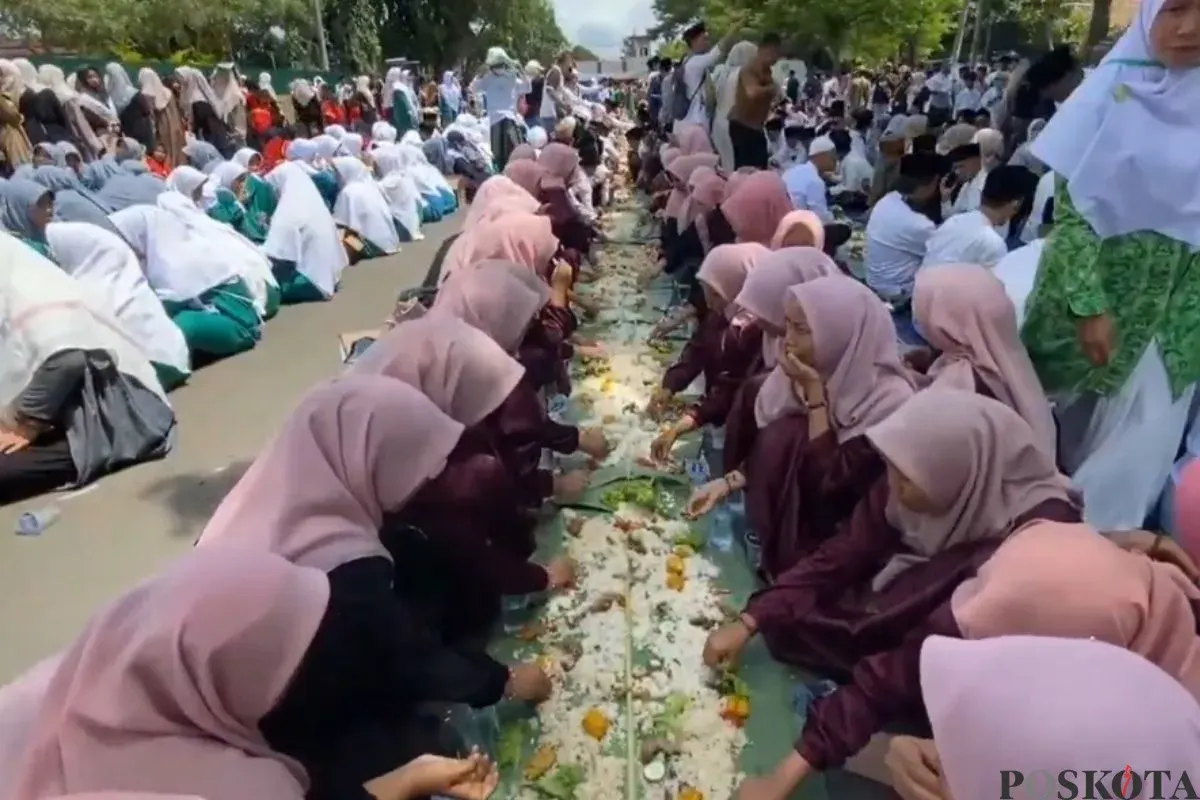 Ribuan santri menyantap hidangan liewat dalam peringatan HSN di Alun-Alun Rangkasbitung, Kabupaten Lebak, Rabu, 22 Oktober 2025. (Sumber: Poskota/Samsul Fatoni)