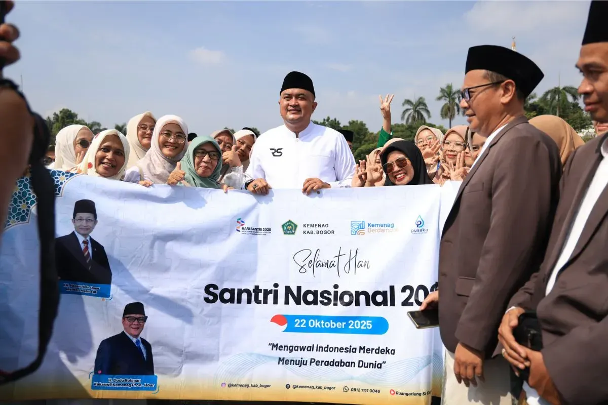 Bupati Bogor, Rudy Susmanto memimpin upacara Hari Santri Nasional di Lapangan Tegar Beriman, Cibinong, Kabupaten Bogor, Rabu, 22 Oktober 2025. (Sumber: Dok. Pemkab Bogor)