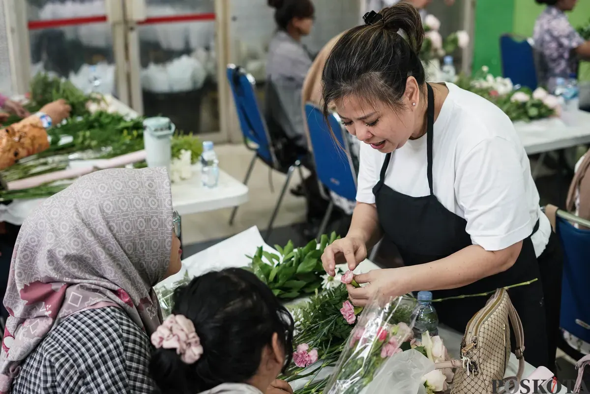 Sejumlah warga mengikuti bimbingan teknis (bimtek) merangkai hand bouquet di Pasar Rawa Belong, Jakarta, Rabu, 22 Oktober 2025. (Sumber: Poskota/Bilal Nugraha Ginanjar)
