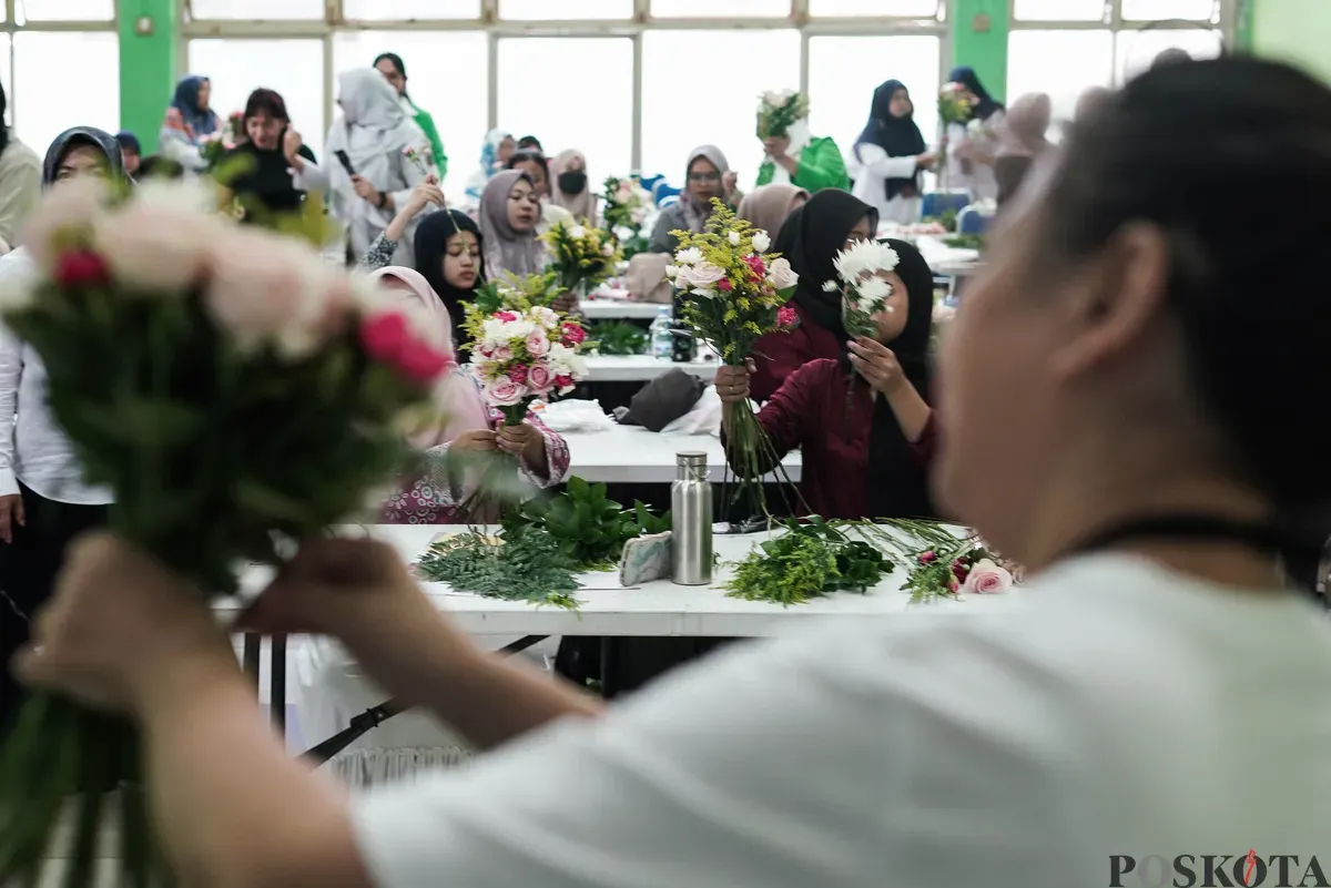 Sejumlah warga mengikuti bimbingan teknis (bimtek) merangkai hand bouquet di Pasar Rawa Belong, Jakarta, Rabu, 22 Oktober 2025. (Sumber: Poskota/Bilal Nugraha Ginanjar)