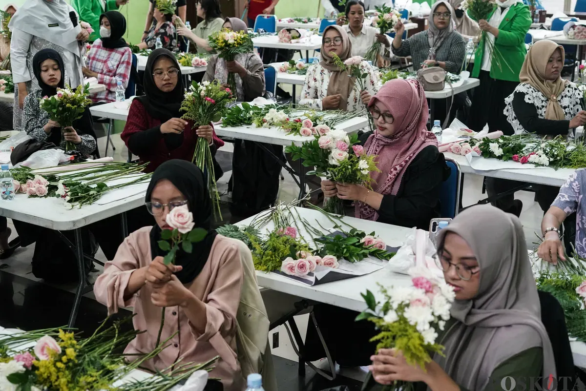 Sejumlah warga mengikuti bimbingan teknis (bimtek) merangkai hand bouquet di Pasar Rawa Belong, Jakarta, Rabu, 22 Oktober 2025. (Sumber: Poskota/Bilal Nugraha Ginanjar)