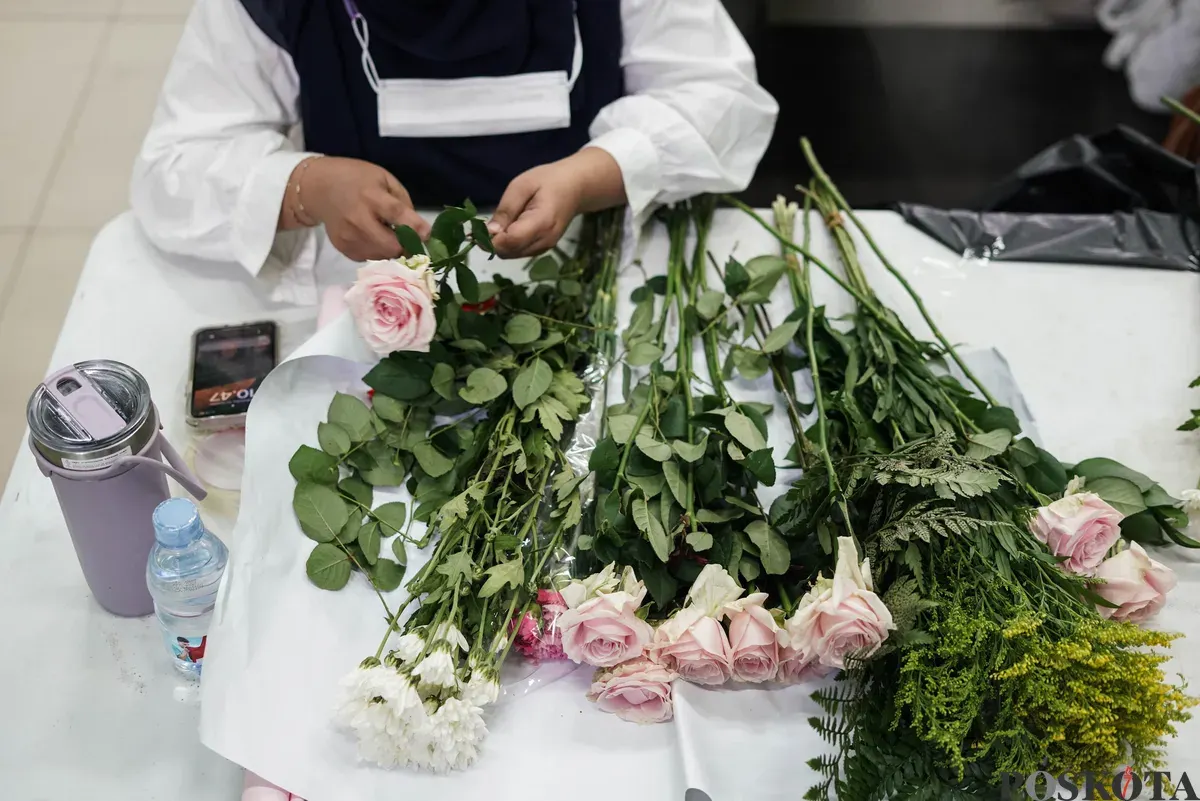 Sejumlah warga mengikuti bimbingan teknis (bimtek) merangkai hand bouquet di Pasar Rawa Belong, Jakarta, Rabu, 22 Oktober 2025. (Sumber: Poskota/Bilal Nugraha Ginanjar)