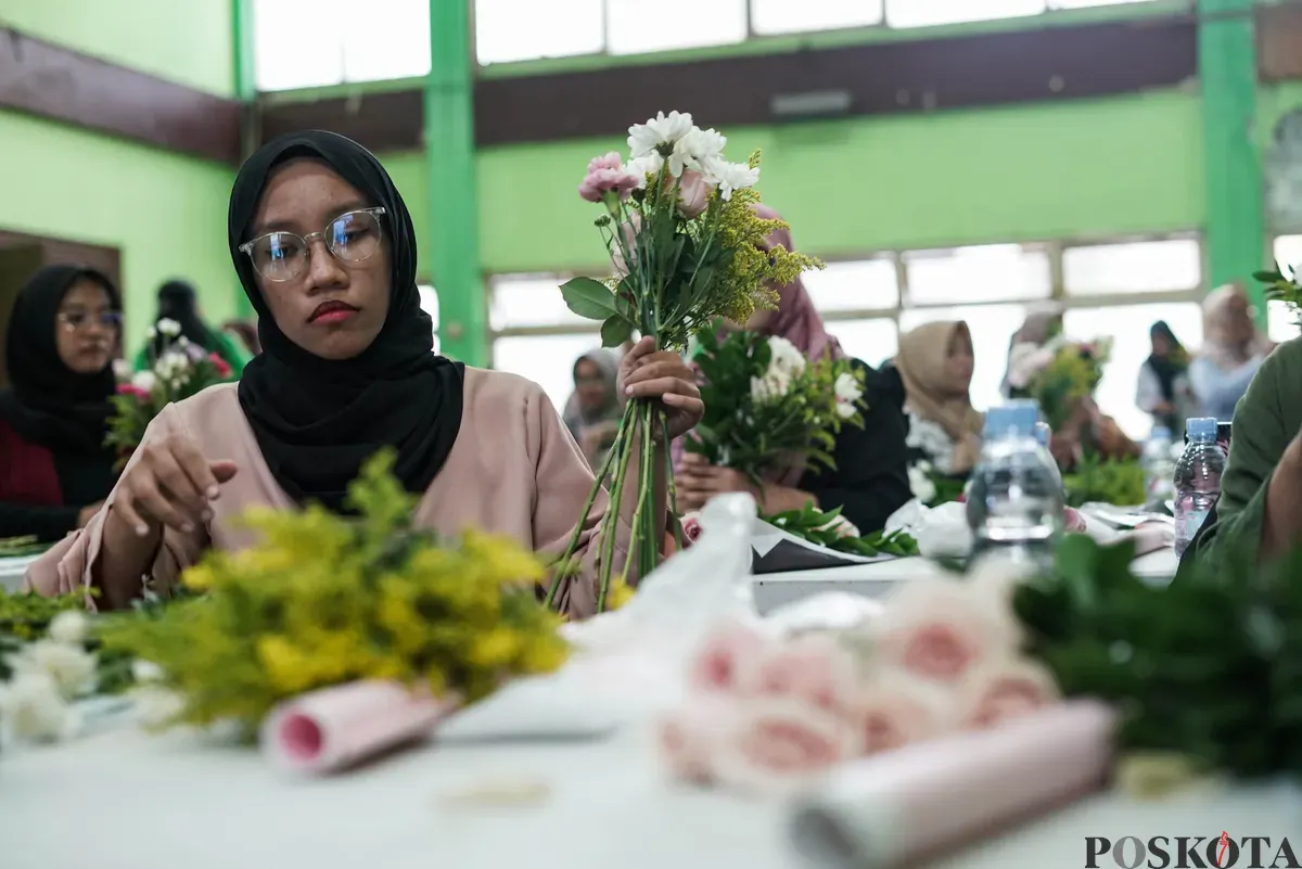 Sejumlah warga mengikuti bimbingan teknis (bimtek) merangkai hand bouquet di Pasar Rawa Belong, Jakarta, Rabu, 22 Oktober 2025. (Sumber: Poskota/Bilal Nugraha Ginanjar)