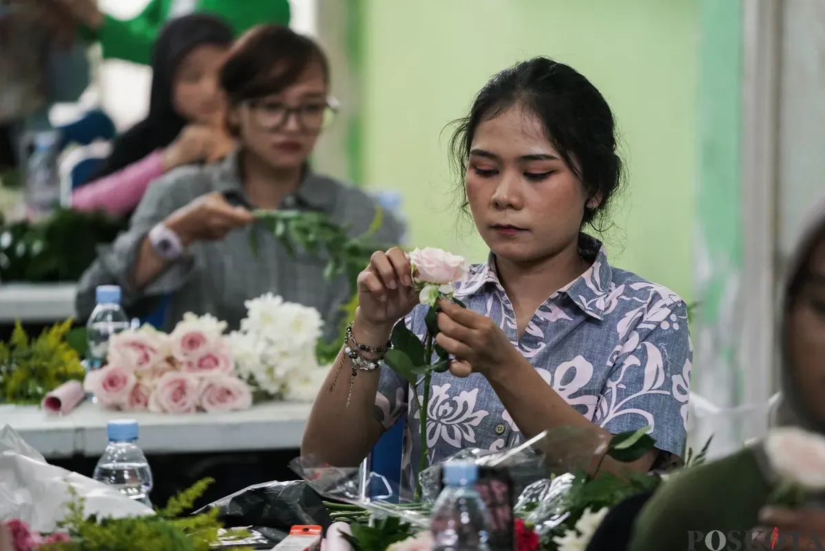 Sejumlah warga mengikuti bimbingan teknis (bimtek) merangkai hand bouquet di Pasar Rawa Belong, Jakarta, Rabu, 22 Oktober 2025. (Sumber: Poskota/Bilal Nugraha Ginanjar)