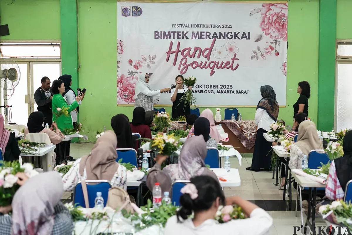 Sejumlah warga mengikuti bimbingan teknis (bimtek) merangkai hand bouquet di Pasar Rawa Belong, Jakarta, Rabu, 22 Oktober 2025. (Sumber: Poskota/Bilal Nugraha Ginanjar)