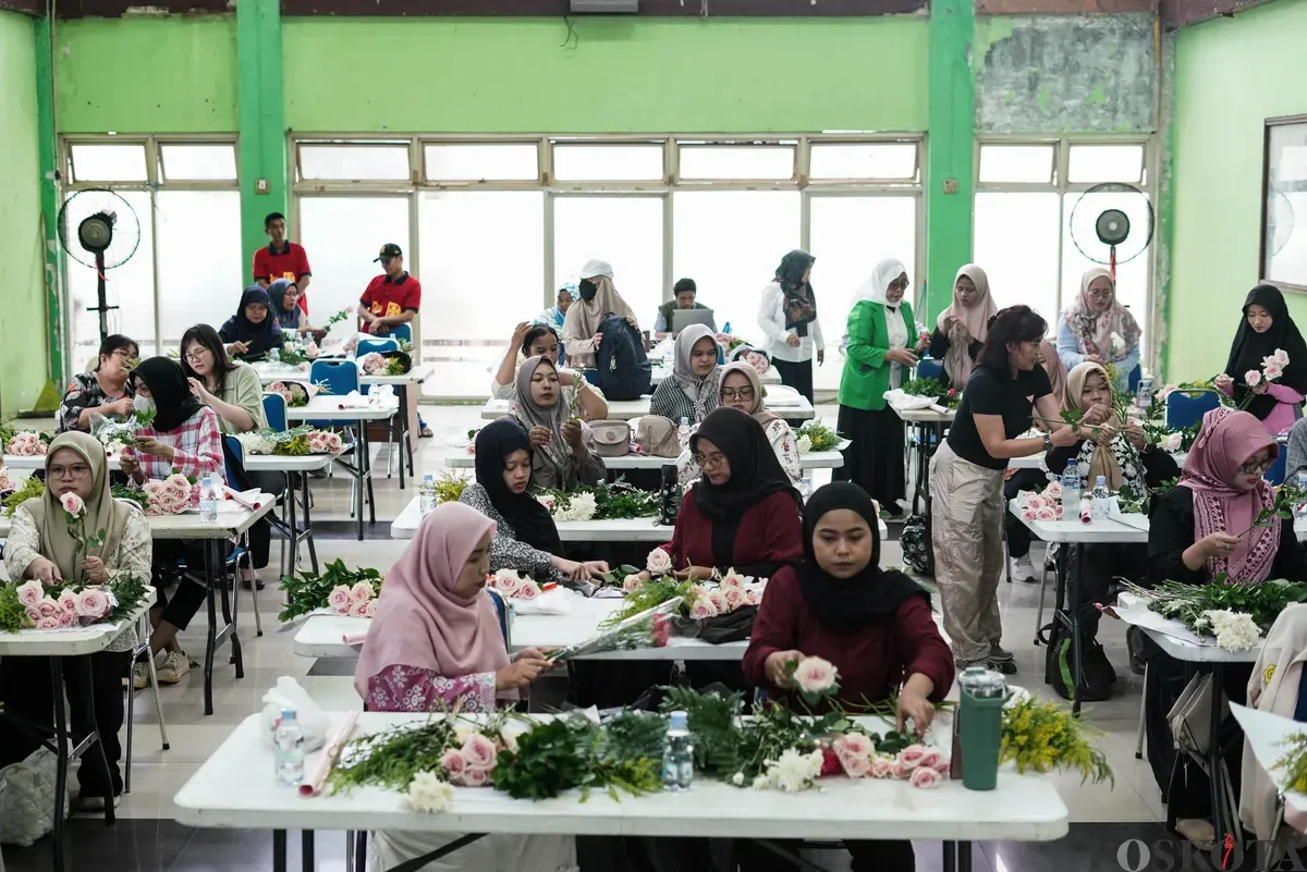 Sejumlah warga mengikuti bimbingan teknis (bimtek) merangkai hand bouquet di Pasar Rawa Belong, Jakarta, Rabu, 22 Oktober 2025. (Sumber: Poskota/Bilal Nugraha Ginanjar)