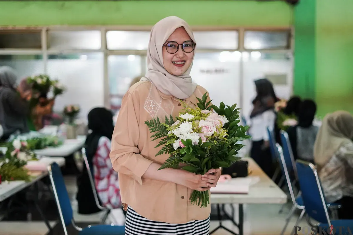 Icha (30) mengungkapkan bahwa pelatihan ini sangat bermanfaat karena dapat menambah keterampilan. (Sumber: Poskota/Bilal Nugraha Ginanjar)