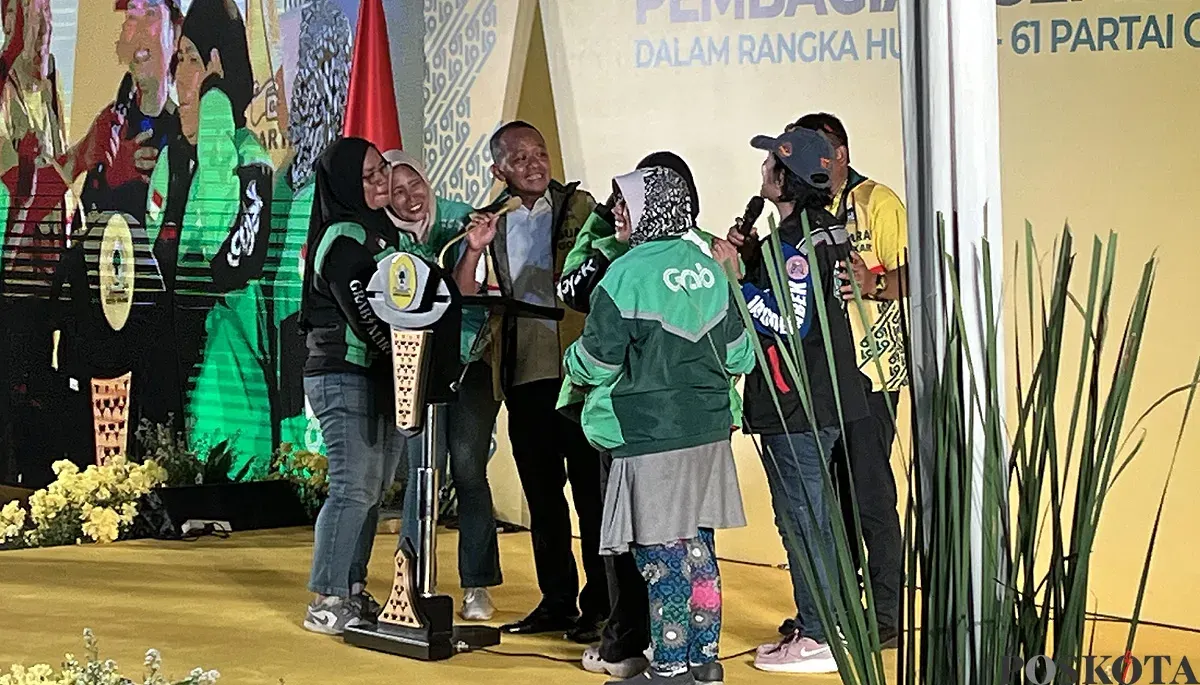 Ketua Umum Partai Golkar, Bahlil Lahadalia, memberikan hadiah umrah gratis kepada lima driver ojol wanita, Rabu, 22 Oktober 2025. (Sumber: POSKOTA | Foto: Pandi Ramedhan)