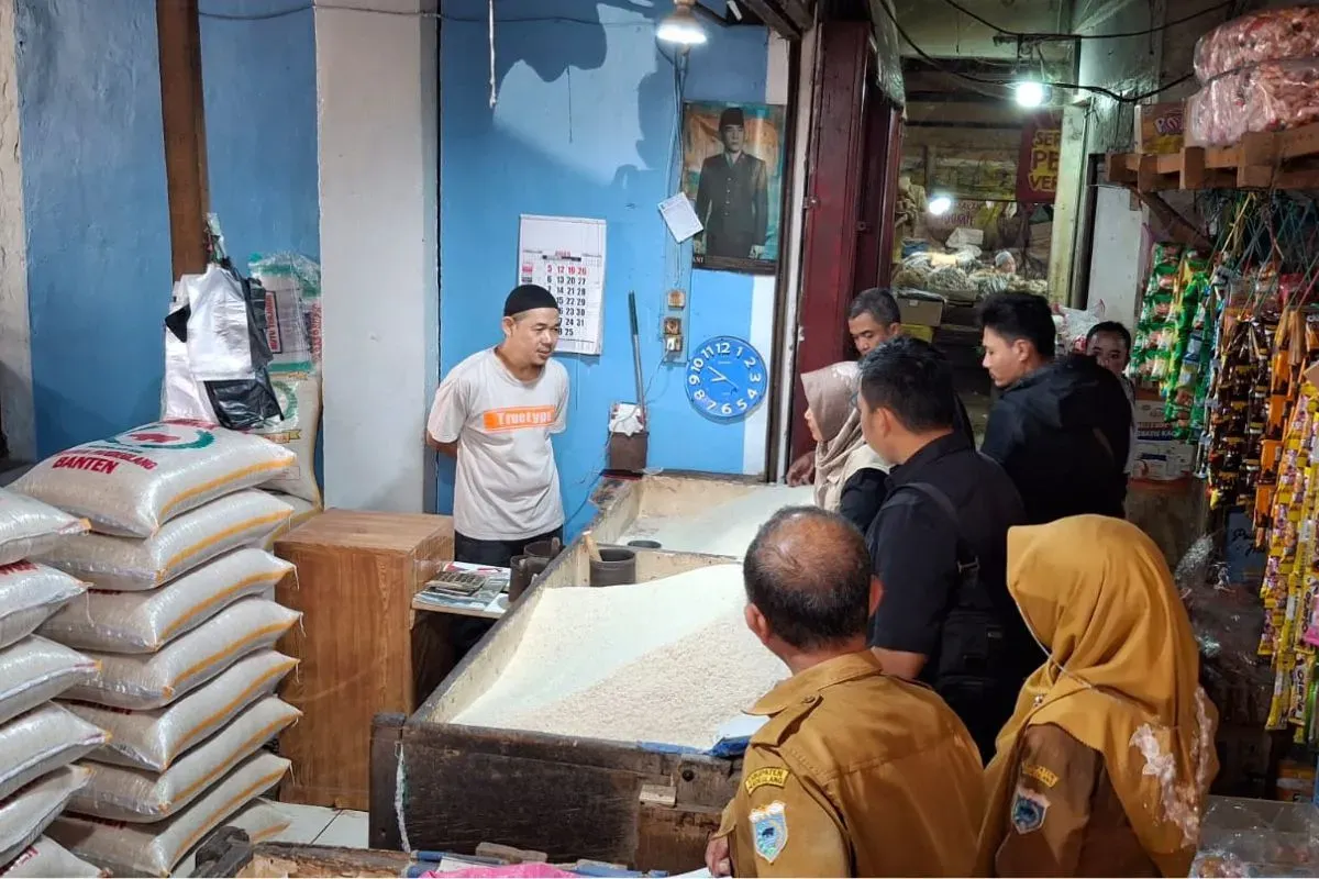 Diskoperindag Pandeglang melakukan sidak harga beras di Pasar Badak, Rabu, 22 Oktober 2025. (Sumber: Dok. Diskoperindag Pandeglang)