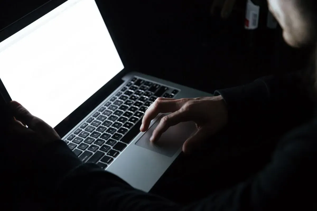 Cara browsing aman anonim tanpa VPN pakai proxy croxy. (Sumber: Freepik)