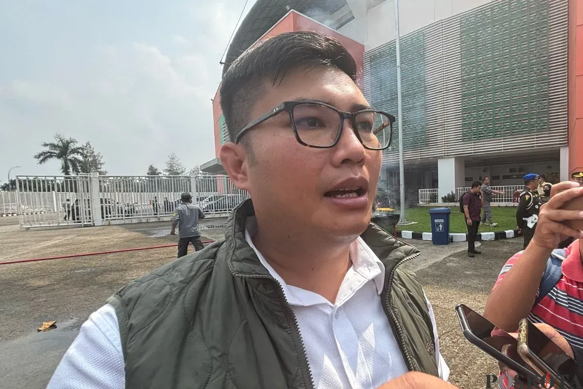 Ketua DPRD Kabupaten Bogor, Sastra Winara menyampaikan pernyataan kepada awak media, Rabu, 22 Oktober 2025. (Sumber: Poskota/Giffar Rivana)