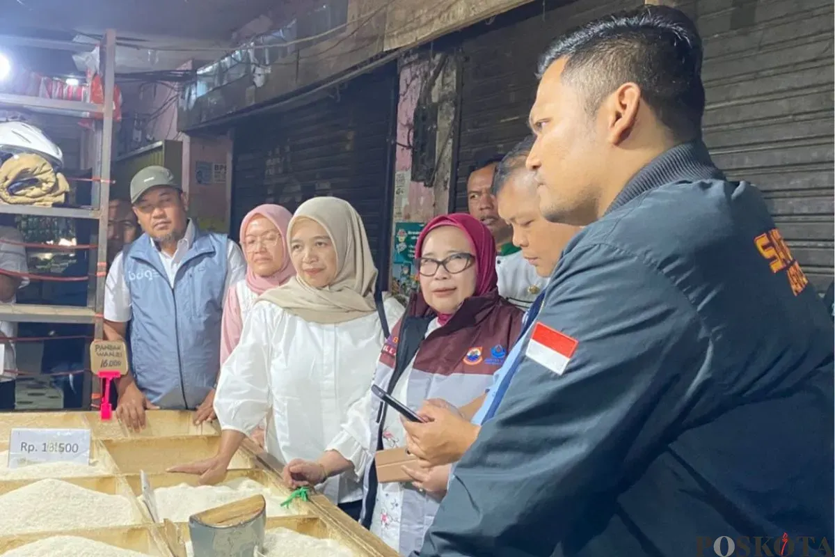Satgas Pangan Kota Cimahi melakukan inspeksi mendadak di Pasar Tradisional Cimahi, Rabu, 21 Oktober 2025. (Sumber: Poskota/Gatot Poedji Utomo)