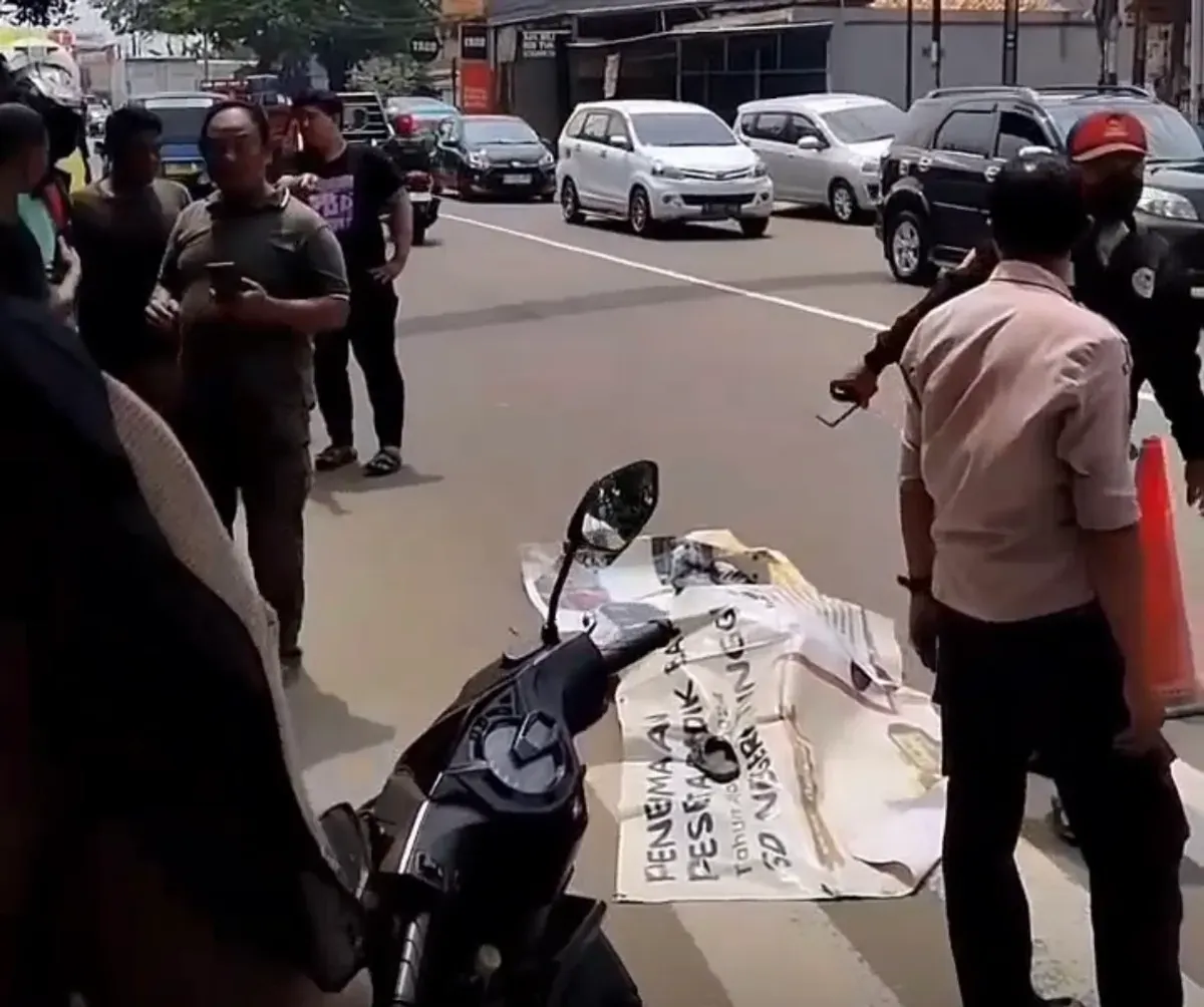Warga menutup korban meninggal yang terlindas truk di Jalan Cileungsi-Jonggol. (Sumber: Istimewa)