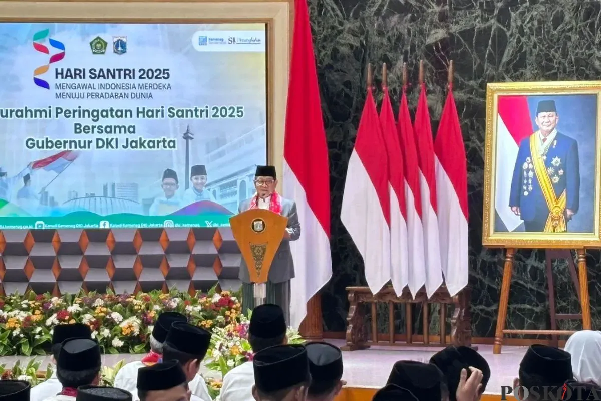 Gubernur Jakarta, Pramono Anung menyampaikan sambutan dalam Hari Santri 2025 di Balai Kota Jakarta, Rabu, 22 Oktober 2025. (Sumber: Poskota/M. Tegar Jihad)