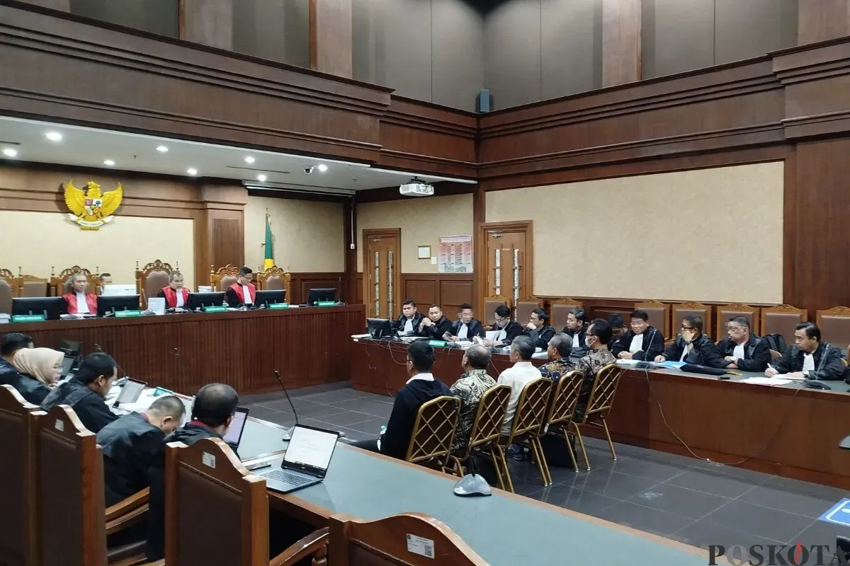 Majelis hakim memeriksa lima terdakwa kasus dugaan korupsi atas vonis lepas migor di sidang Pengadilan Tipikor Jakarta Pusat. (Sumber: Poskota/Ramot Sormin)