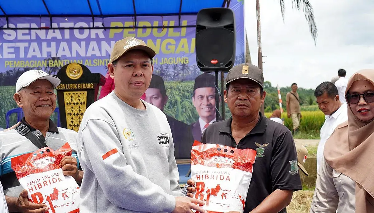 Ketua DPD RI, Sultan B Najamudin (kiri) menyerahkan bantuan benih jagung unggul dan alat mesin pertanian kepada kelompok tani di Kabupaten Mokumoku, Bengkulu. (Sumber: Istimewa)
