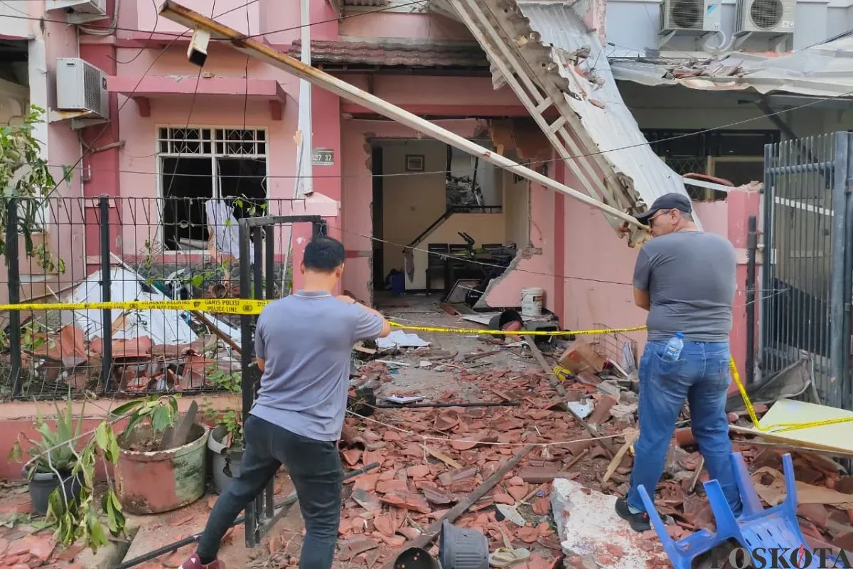 Lokasi rumah yang meledak akibat tabung gas bocor hingga menyebabkan dua orang luka di Komplek Taman Palem, Cengkareng, Jakarta Barat, Rabu, 15 Oktober 2025. (Sumber: Poskota/Pandi Ramedhan)
