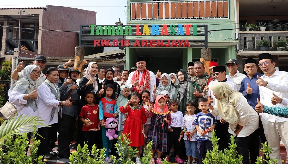 Wali Kota Bekasi, Tri Adhianto, didampingi sejumlah pejabat dan tokoh masyarakat, meresmikan Taman Larasati di RW 16, Kelurahan Aren Jaya, Kecamatan Bekasi Timur, Rabu 22 Oktober 2025. (Sumber: Dok Humas Pemkot Bekasi)