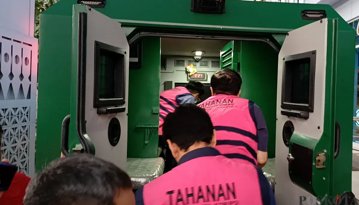 Tiga tersangka korupsi kredit LPEI saat digelandang ke mobil tahanan. (Sumber: POSKOTA | Foto: Ali Mansur)