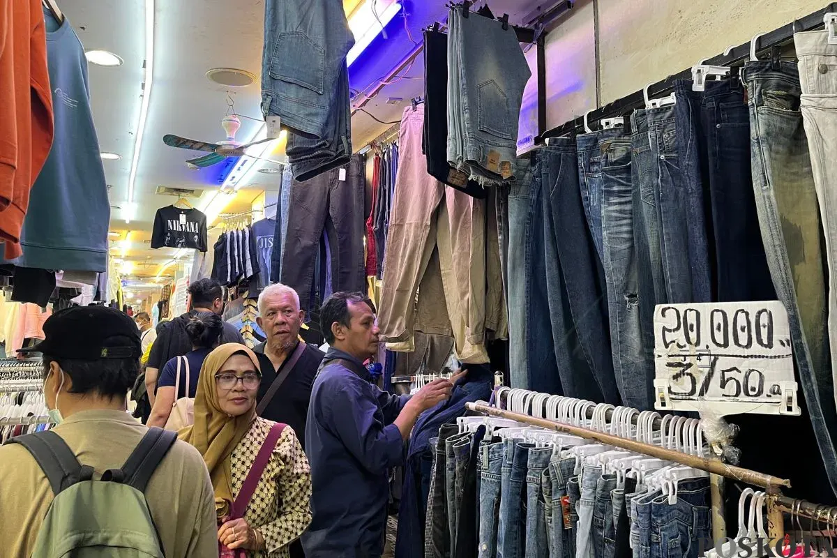 Suasana di lokasi penjualan pakaian bekas atau thrifting di Pasar Senen, Jakarta Pusat, Kamis, 23 Oktober 2025. (Sumber: Poskota/Pandi Ramedhan)
