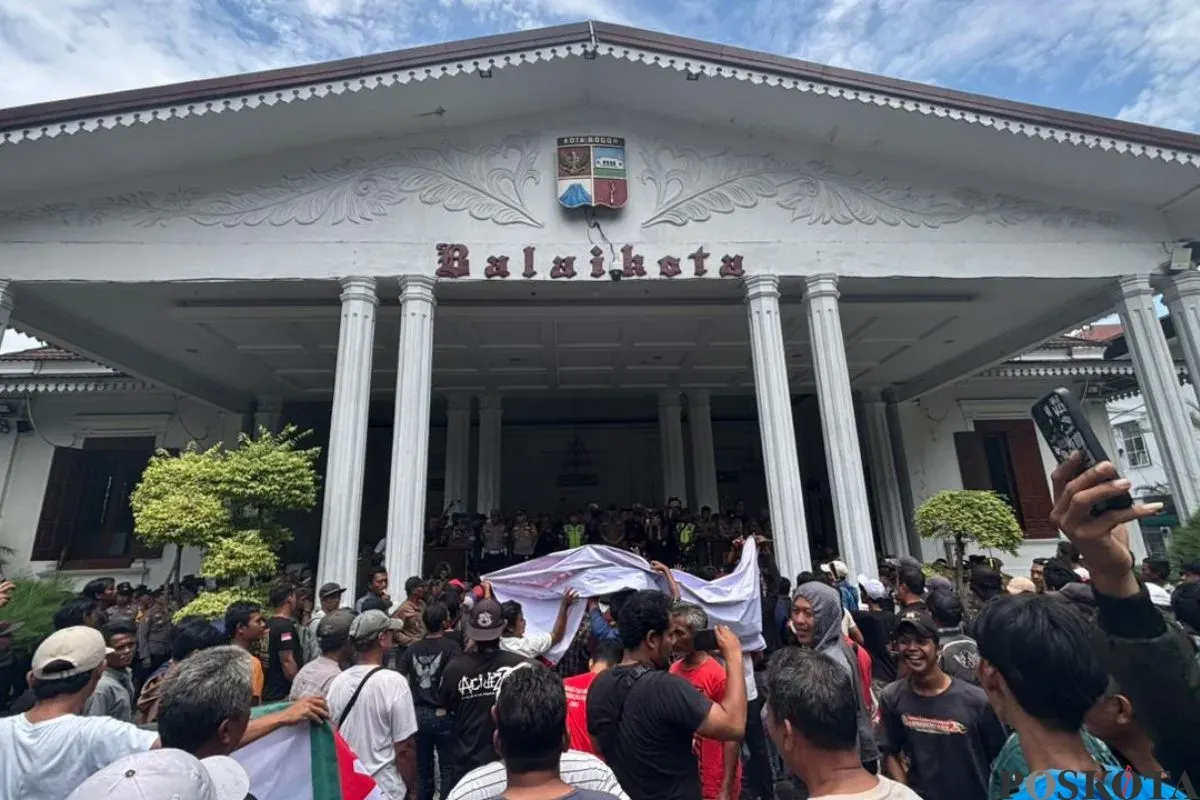 Ratusan sopir angkot berunjuk rasa di Balai Kota Bogor, Paledang, Kecamatan Bogor Tengah, Kamis, 23 Oktober 2025. (Sumber: Poskota/Giffar Rivana)