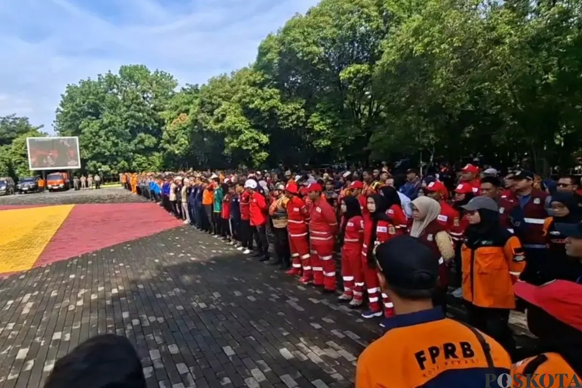 Apel siaga darurat bencana diikuti berbagai instansi di halaman Kantor Pemkot Bekasi, Kamis, 23 Oktober 2025. (Sumber: Poskota/Nurpini Aulia Rapika)