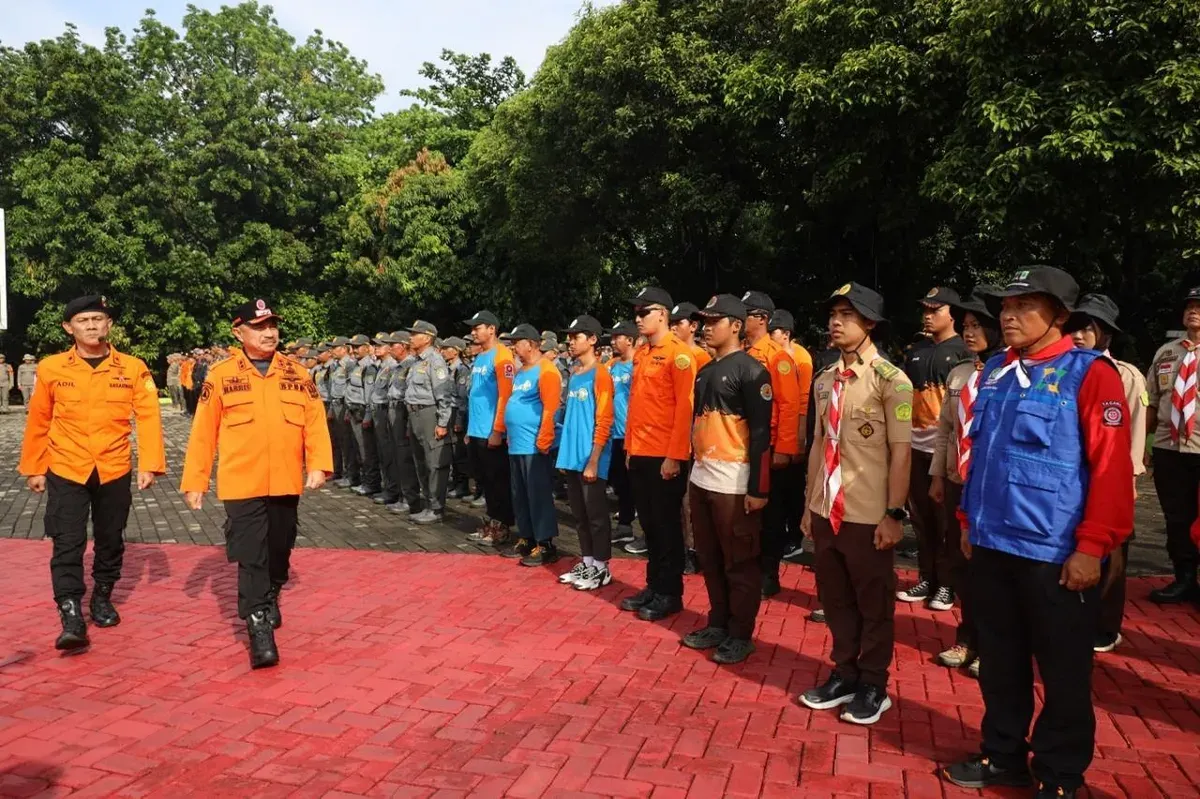 Wakil Wali Kota Bekasi, Abdul Harris Bobihoe saat memimpin Apel Kesiapsiagaan dan latihan SAR di Plaza Pemkot Bekasi. (Sumber: Dok Pemkot Bekasi)