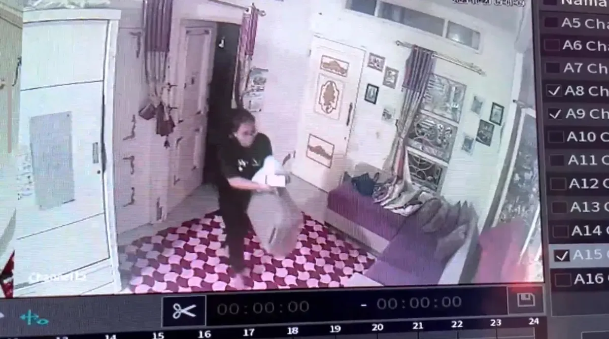 Tangkap layar rekaman CCTV aksi pencurian yang dilakukan seorang ART di Perumahan Cikarang Griya Pratama, Desa Sukamanah, Kecamatan Sukatani, Kabupaten Bekasi.