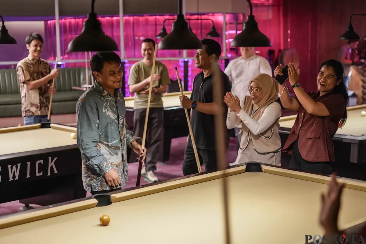 Sejumlah pekerja bermain biliar seusai pulang kerja di Q Billiard Agora, Jakarta, Kamis, 23 Oktober 2025. (Sumber: Poskota/Bilal Nugraha Ginanjar)