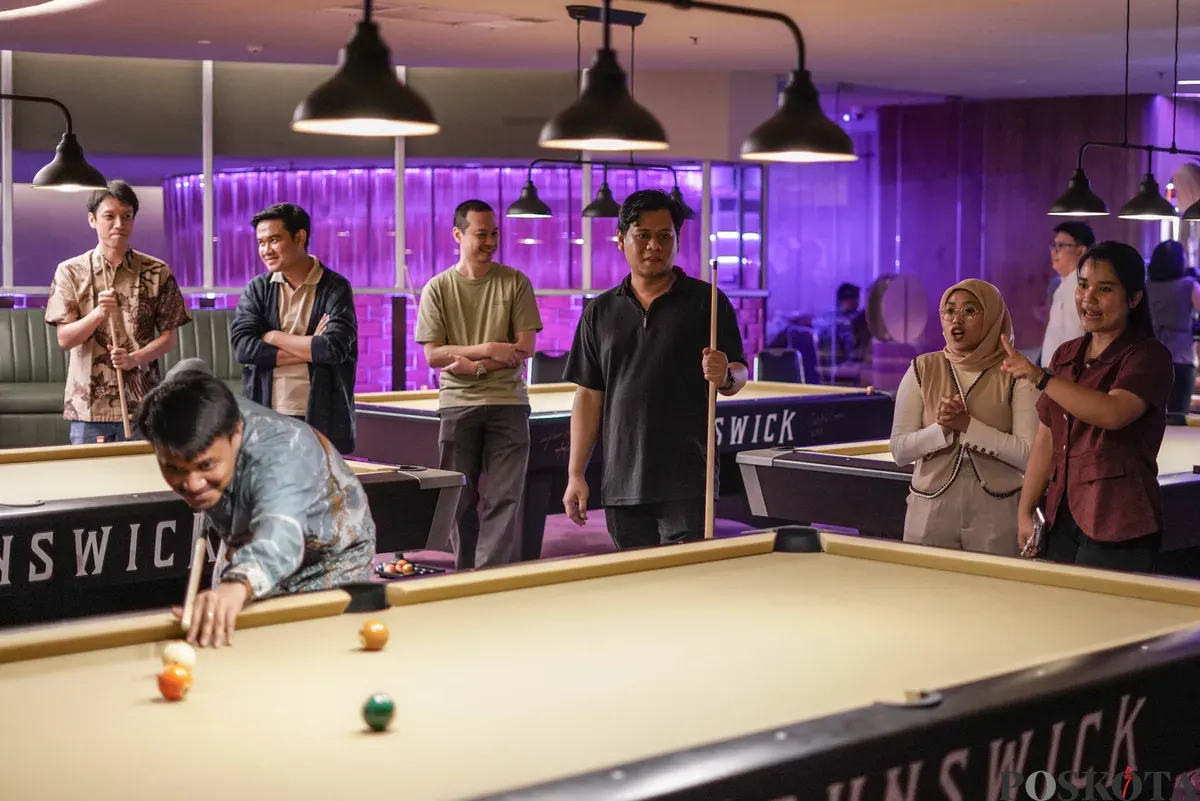 Sejumlah pekerja bermain biliar seusai pulang kerja di Q Billiard Agora, Jakarta, Kamis, 23 Oktober 2025. (Sumber: Poskota/Bilal Nugraha Ginanjar)