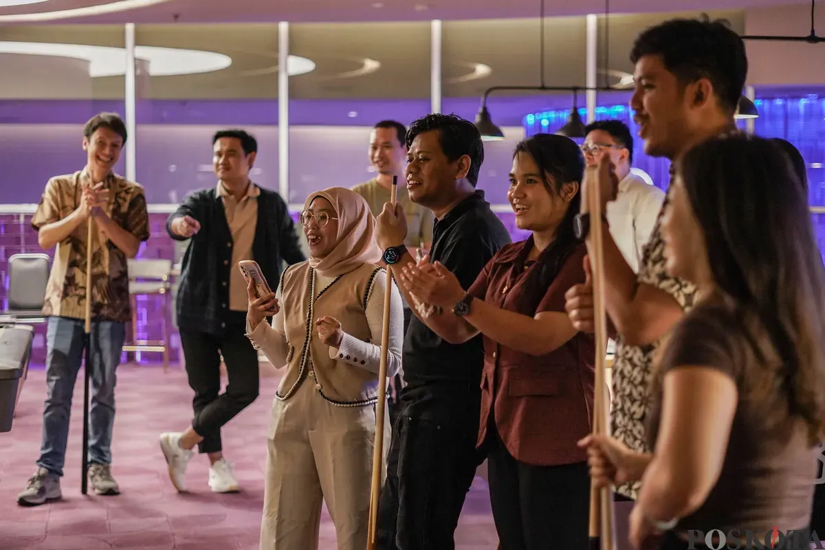 Sejumlah pekerja bermain biliar seusai pulang kerja di Q Billiard Agora, Jakarta, Kamis, 23 Oktober 2025. (Sumber: Poskota/Bilal Nugraha Ginanjar)