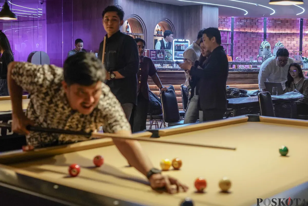 Sejumlah pekerja bermain biliar seusai pulang kerja di Q Billiard Agora, Jakarta, Kamis, 23 Oktober 2025. (Sumber: Poskota/Bilal Nugraha Ginanjar)