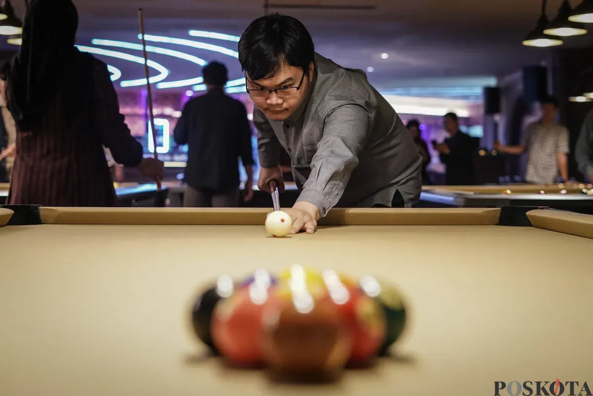 Sejumlah pekerja bermain biliar seusai pulang kerja di Q Billiard Agora, Jakarta, Kamis, 23 Oktober 2025. (Sumber: Poskota/Bilal Nugraha Ginanjar)