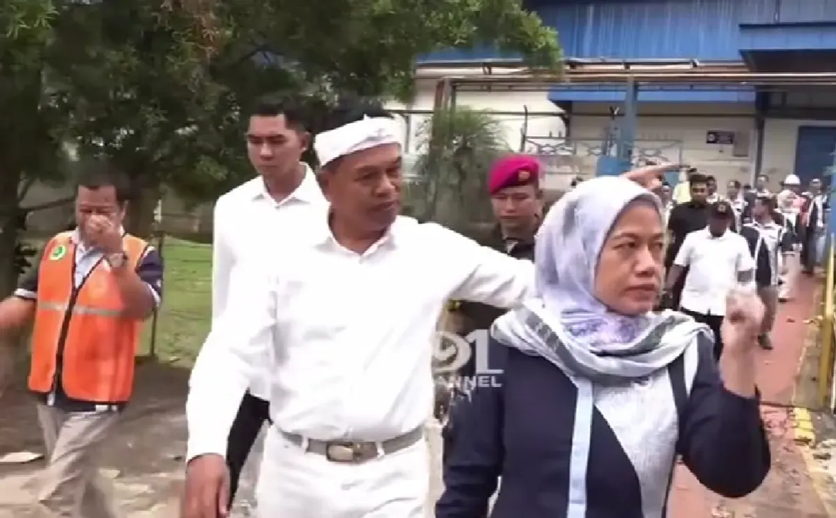 Gubernur Jawa Barat Dedi Mulyadi saat melakukan sidak ke pabrik air minum Aqua di Subang, menyoroti praktik pengambilan air tanah yang dinilai berisiko bagi lingkungan sekitar. (Sumber: Youtube/@KDM Channel)