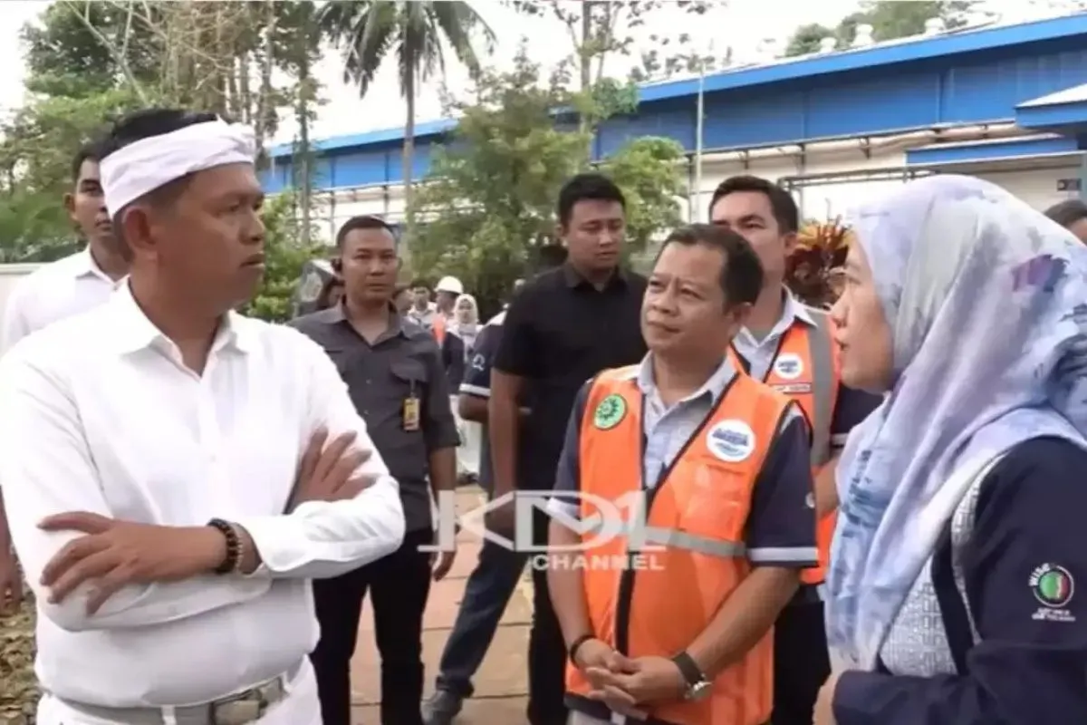 Dedi Mulyadi sidak pabrik air mineral, terungkap sumber air bukan dari pegunungan tapi dari sumur bor, ini klarifikasi pihak perusahaan. (Sumber: YouTube/Dedi Mulyadi Channel)
