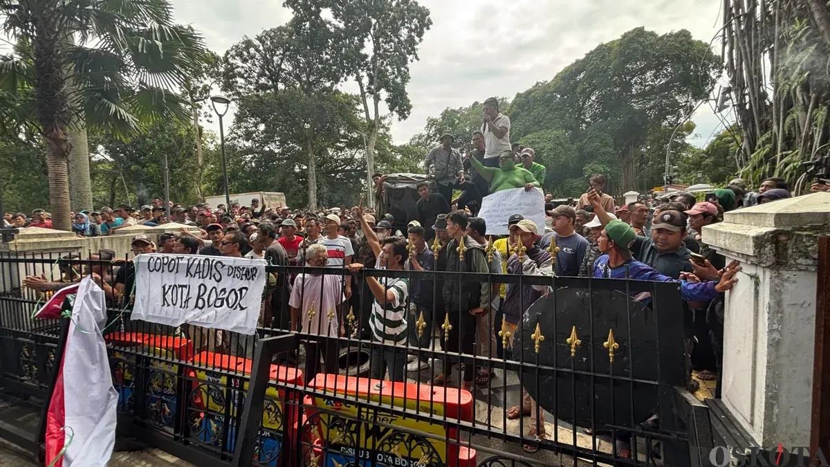 Sopir angkot melakukan aksi demonstrasi di depan Balai Kota Bogor, menolak kebijakan penghentian operasional angkutan yang sudah berusia 20 tahun pada 2026 mendatang. (Sumber: Poskota/Giffar Rivana)