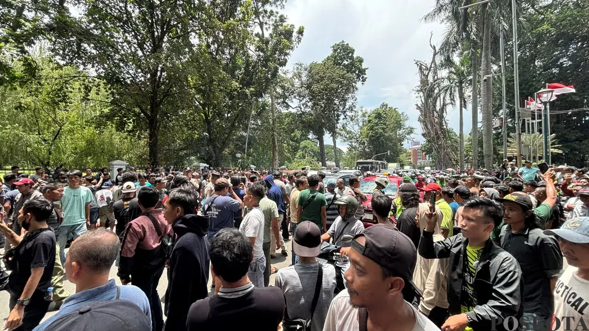 Sopir Angkot Bogor Blokade Jalan di Depan Balai Kota, Lalin Sempat Tersendat. (Sumber: Poskota/Giffar Rivana)
