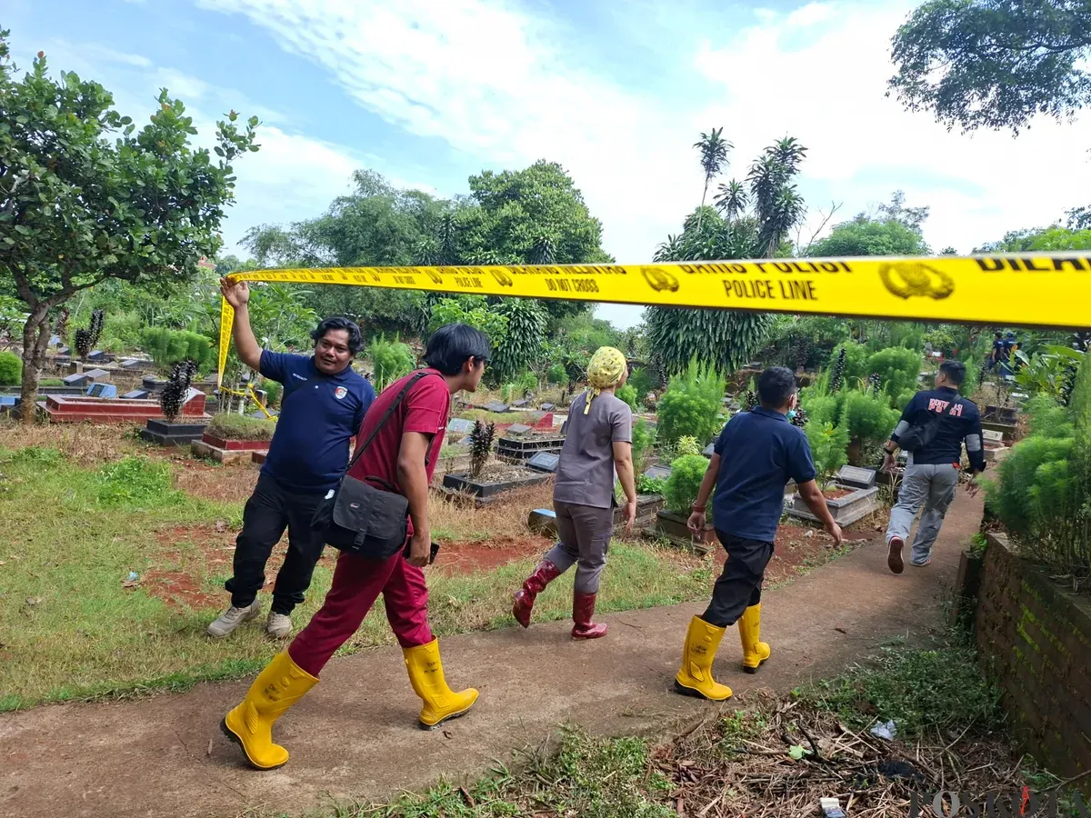 Kapolsek Bojonggede AKP Abdullah Syafiih memimpin jalannya pengamanan ekshumasi di TPU Kalang Anyar 1, dengan mengawal tim dokter forensik RS Polri Kramat Jati. (Sumber: Poskota/Angga Pahlevi)