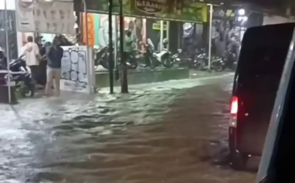 Genangan yang terjadi di Jalan Panjang, Kebon Jeruk, Jakarta Barat, Rabu, 22 Oktober 2025 malam. (Sumber: Istimewa)