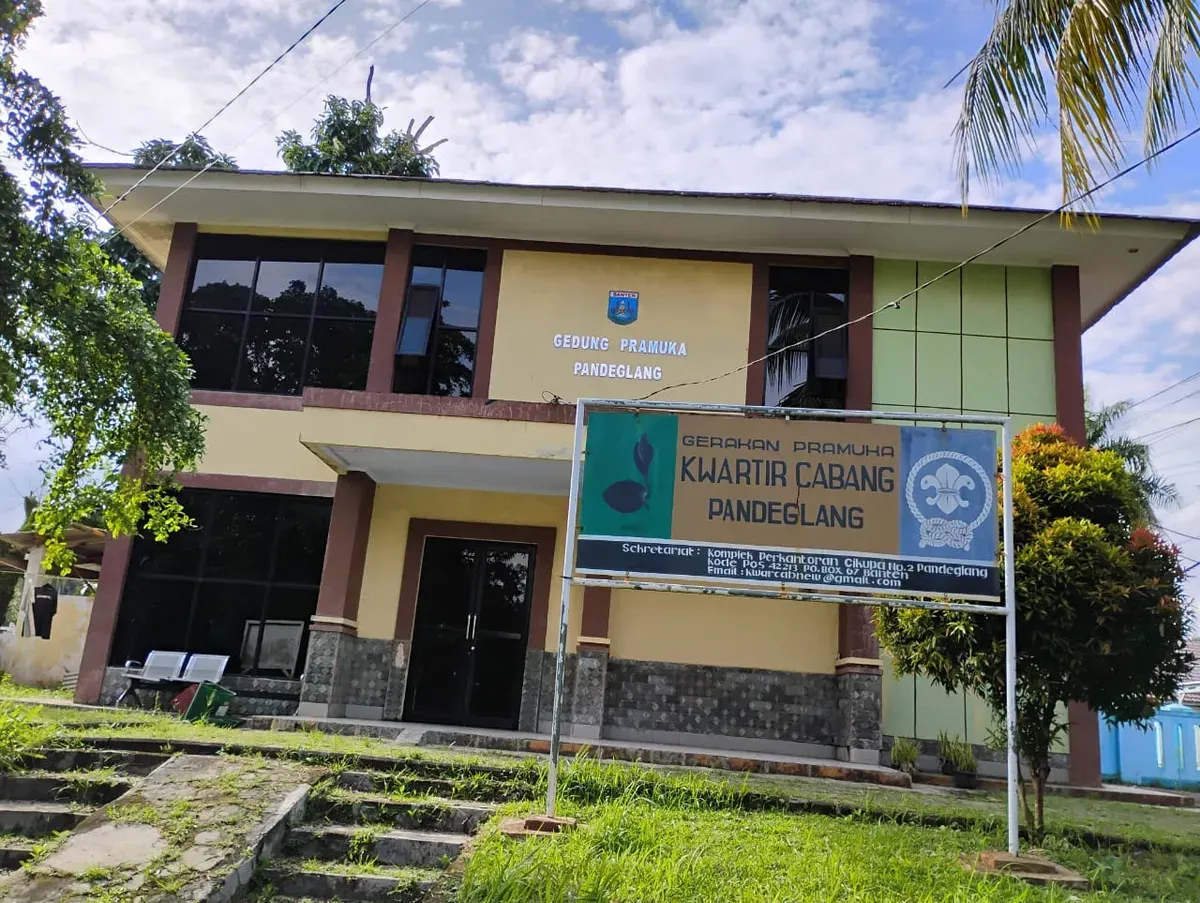 Gedung Kwarcab Pramuka Kabupaten Pandeglang, di Cikupa Pandeglang tanpa sarana kWh meter. (Sumber: Istimewa)