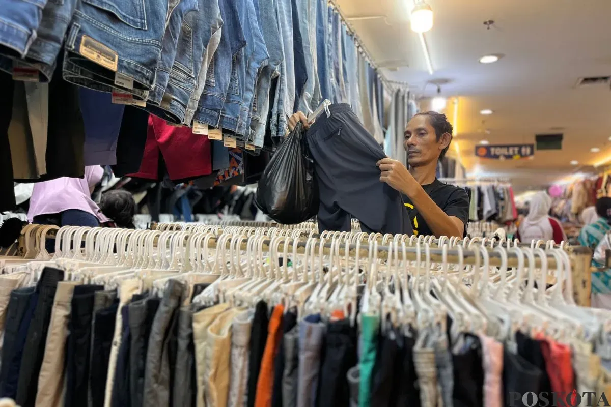 Suasana di lokasi penjualan pakaian bekas atau thrifting di Pasar Senen, Jakarta Pusat, Kamis, 23 Oktober 2025. (Sumber: Poskota/Pandi Ramedhan)