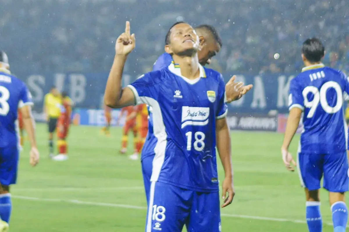 Potret pemain Persib Bandung, Adam Alis yang melakukan selebrasi usai mencetak gol ke gawang Selangor FC di ajang ACL 2 pada Kamis, 23 Oktober 2025. (Sumber: Instagram/ Persib)