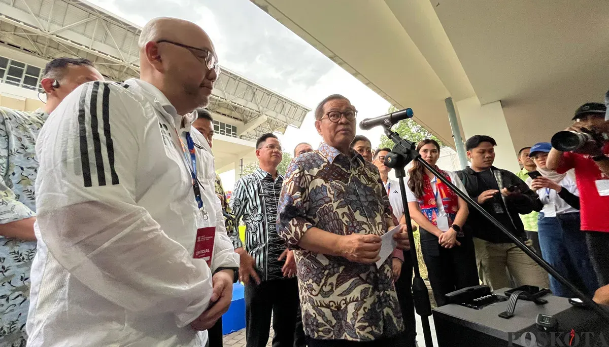 Gubernur Jakarta, Pramono Anung, saat menyampaikan pernyataan kepada awak media di GBK, Jakarta Pusat, Kamis, 23 Oktober 2025. (Sumber: POSKOTA | Foto: M Tegar Jihad)